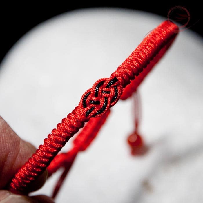 bracelet porte bonheur en fil rouge